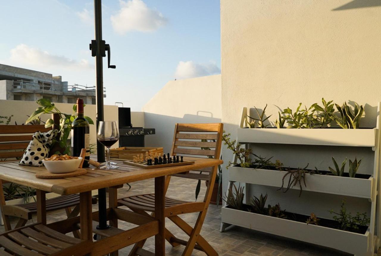 Cosy Designer Seaview Penthouse With Terrace & Bbq Apartman San Pawl il-Baħar Kültér fotó